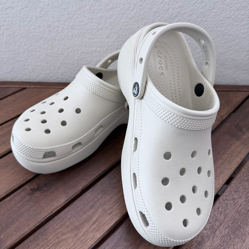 CROCS Classic Platform Clog. 
Size 7
